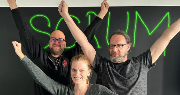 Die drei neuen Scrum Master freuen sich über ihr Zertifikat