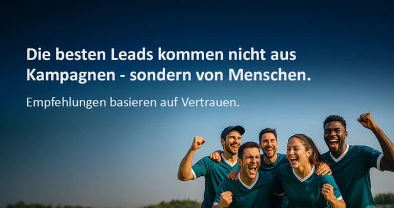 Jubelnde Vereinsmannschaft steht zusammen und feiert einen gemeinsamen Erfolg als Gemeinschaft im Sportumfeld.