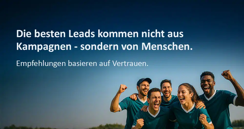 Jubelnde Vereinsmannschaft steht zusammen und feiert einen gemeinsamen Erfolg als Gemeinschaft im Sportumfeld.